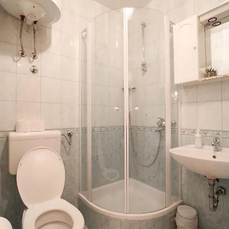 Laura-spacious On The Main Apartment Makarska