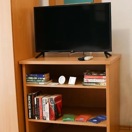 Laura-spacious On The Main Apartment