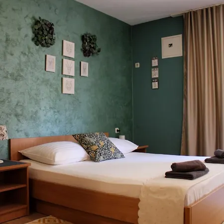 Laura-spacious On The Main Makarska