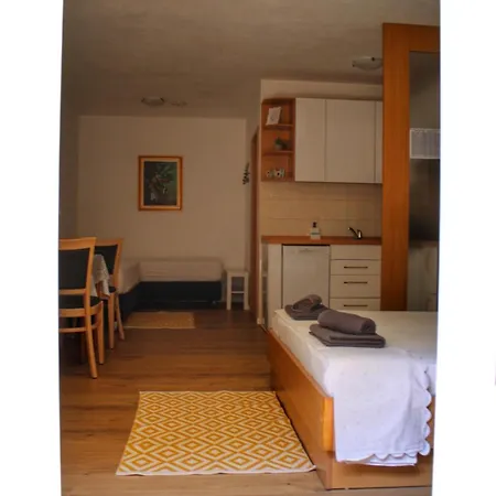 Laura-spacious On The Main Apartment Makarska