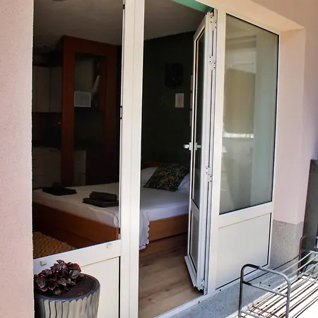 Apartment Laura-spacious On The Main Makarska