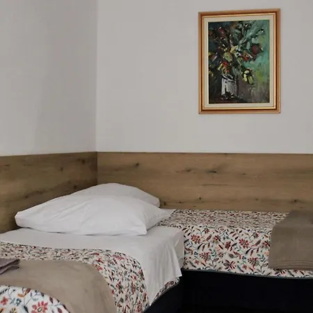 Laura-spacious On The Main Apartment