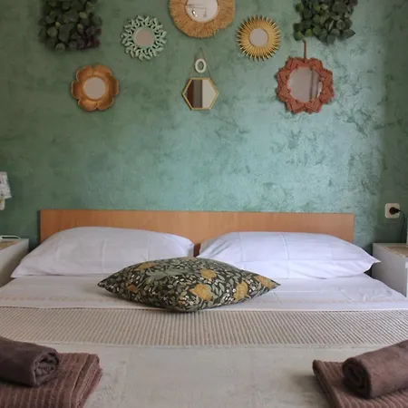 Apartment Laura-spacious On The Main Makarska