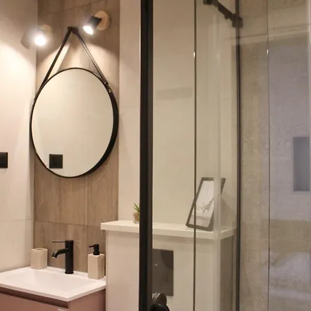 Laura-spacious On The Main Apartment *