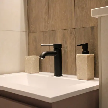 Laura-spacious On The Main